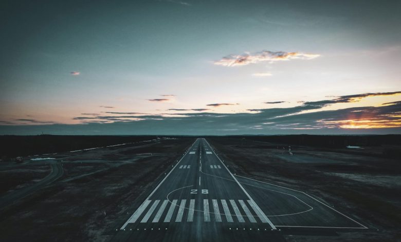 طائرة مدنية على مدرج مطار - صورة توضيحية لخبر رحلة فلاي دبي