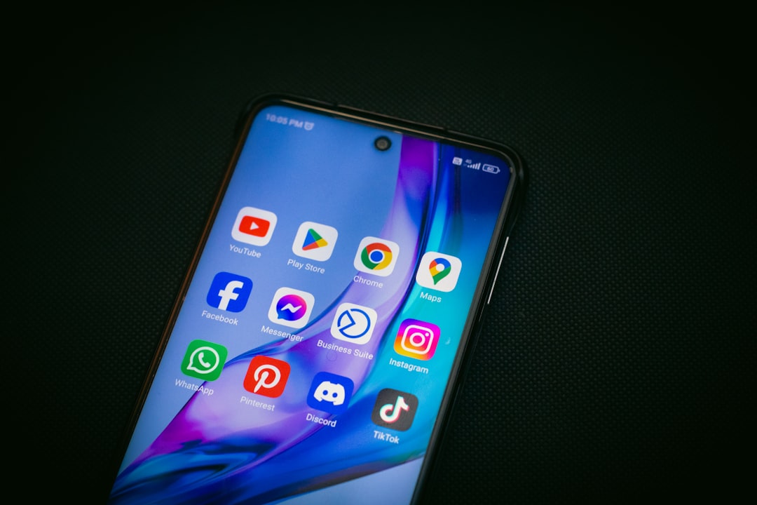هاتف ذكي احترافي - صورة توضيحية لمقارنة iPhone 18 Pro وiPhone 17 Pro